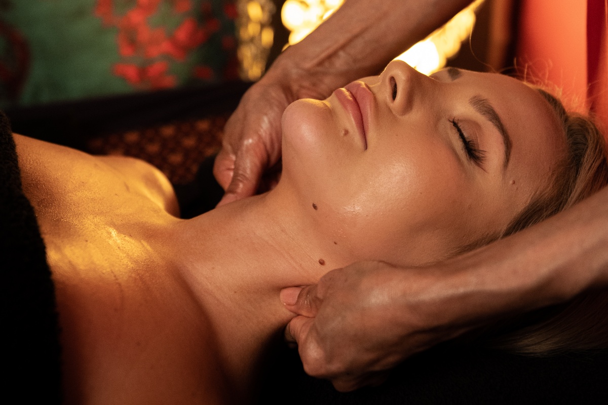 Thai facial massage is an ancient therapeutic technique that not only soothes, relaxes and reduces stress, but also offers many benefits for the condition of the skin. This massage also improves overall well-being and has a lifting effect, supporting skin firmness and reducing the visibility of wrinkles.